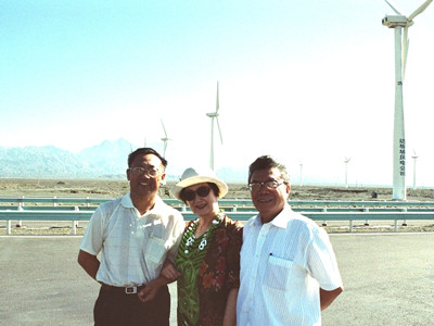 4、孙玲（中）与本团指挥家裘缉新（右）和本文作者刘书环（左）在达坂城风力发电站_副本