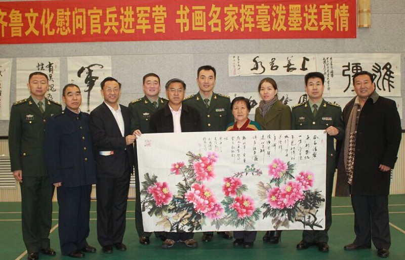 2、新疆齐鲁文化促进会向部队赠送画家赵凤兰的作品《国色天香》牡丹图。 - 副本