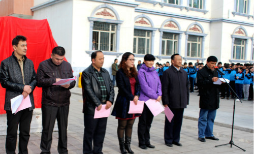 1、3月23日上午，新疆博乐市第七中学隆重举行“国旗特色文化”落成典礼仪式 - 副本_meitu_8