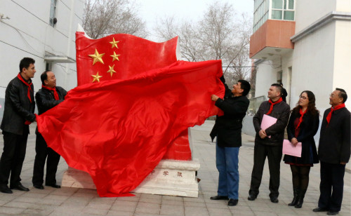 2、博乐市第七中学校长特来提（左）与副书记艾买提（右）为国旗辞赋文化碑揭幕。_副本_副本 - 副本_meitu_10